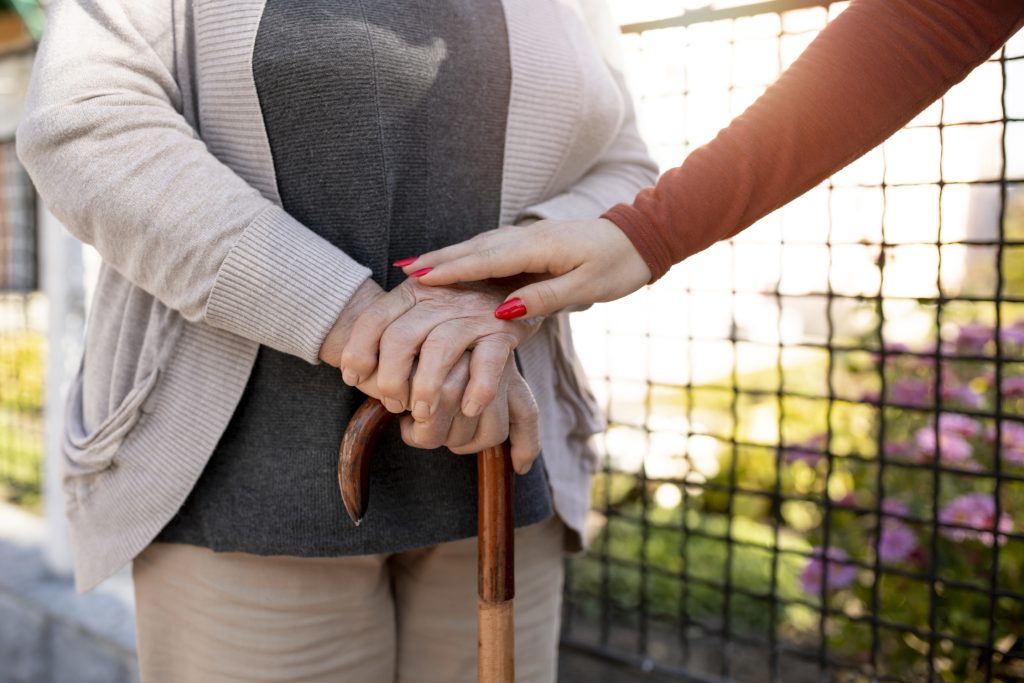 ok-person-helping-their-elder-neighbour2